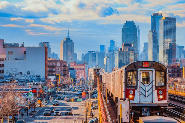Tren elevado del metro de Nueva York con el skyline de Manhattan al fondo, imagen relacionada con el transporte público para llegar al estadio Nueva York–Nueva Jersey.