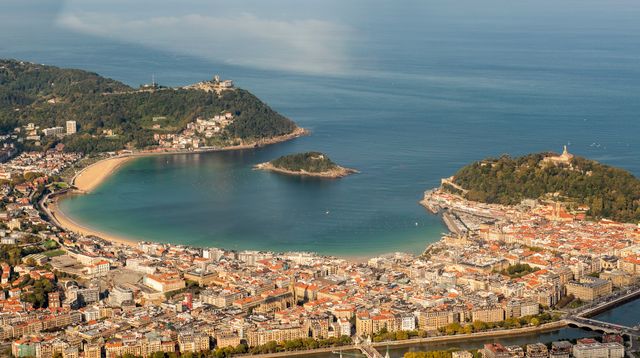 Vista aérea de San Sebastián con la bahía de La Concha, la isla de Santa Clara y el mar Cantábrico.