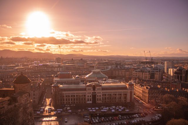 Vista de Edimburgo, capital de Escocia, al atardecer Vista panorámica de Edimburgo al atardecer, con edificios históricos y skyline de la capital de Escocia.