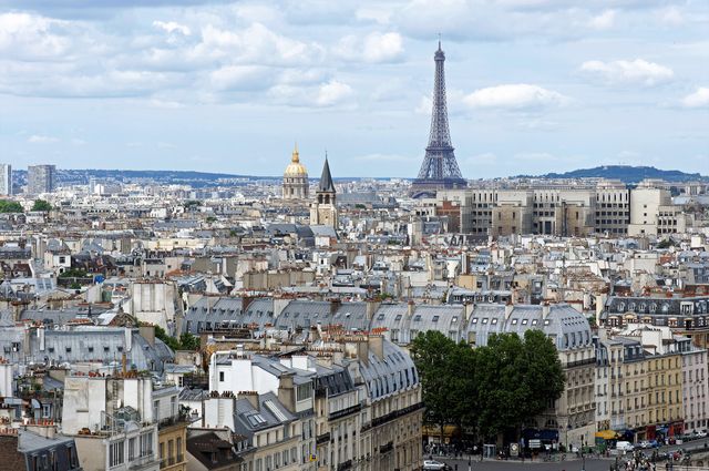 Vista panorámica de París con la Torre Eiffel, Los Inválidos y edificios clásicos, imagen relacionada con dónde alojarse por primera vez.