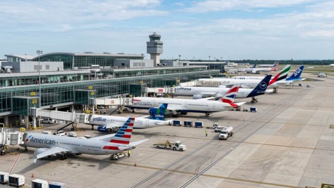 Aviones de distintas aerolíneas estacionados en un aeropuerto antes de operar sus vuelos