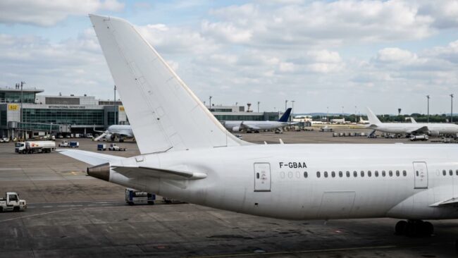 Airbus A320neo estacionado en un aeropuerto con el modelo del avión visible en el fuselaje