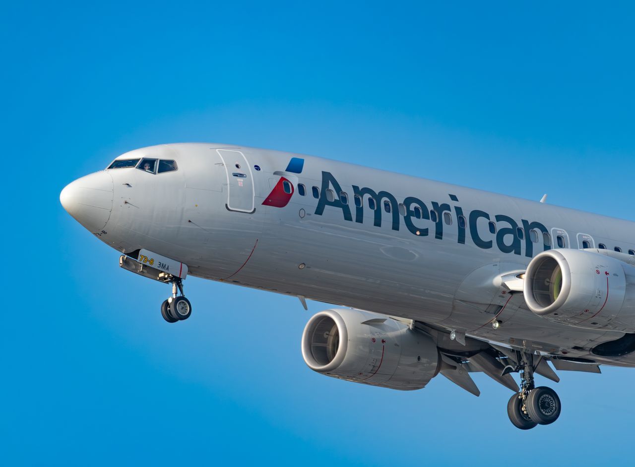 Avión de American Airlines durante el aterrizaje, aerolínea que renovará sus cabinas con pantallas 4K y más asientos premium