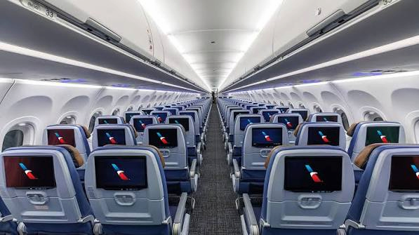Cabina de American Airlines con pantallas individuales en los respaldos de los asientos