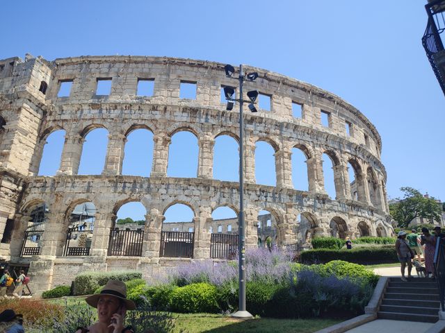 Anfiteatro romano de Pula bajo un cielo despejado durante el verano en Croacia.