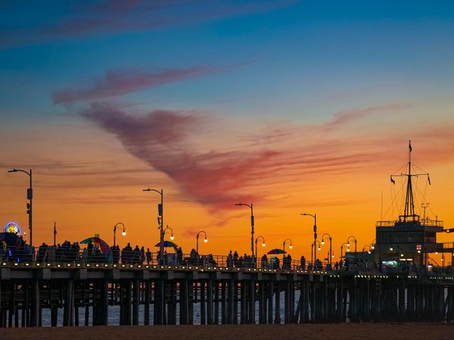 Atardecer en el Santa Monica Pier sobre el océano Pacífico en California
