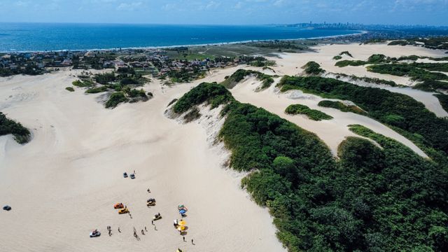 Atins, Maranhão: dunas, playa y tranquilidad para vivir en Brasil Vista aérea de Atins, en Maranhão, Brasil, con dunas, vegetación y costa atlántica