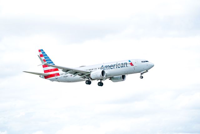 Avión de American Airlines en vuelo, aerolínea que renovará sus cabinas con pantallas 4K y más asientos premium