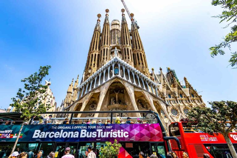 Barcelona Bus Tur&iacute;stic frente a la Sagrada Familia, una opci&oacute;n para recorrer los principales atractivos de Barcelona.