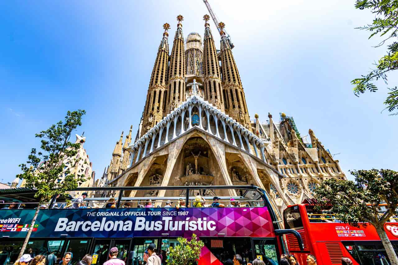 Barcelona Bus Turístic frente a la Sagrada Familia, una opción para recorrer los principales atractivos de Barcelona.