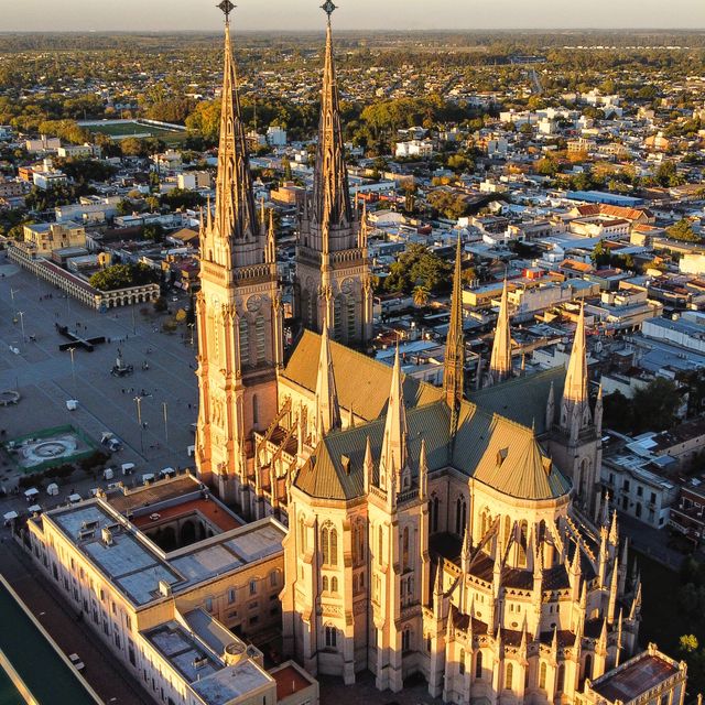 Vista aérea de la Basílica de Nuestra Señora de Luján, en la provincia de Buenos Aires, Argentina