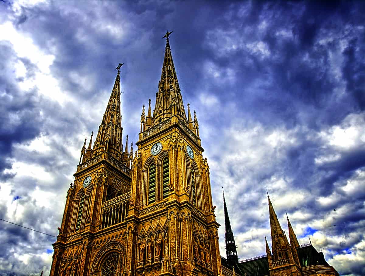 Torres neogóticas de la Basílica de Nuestra Señora de Luján bajo un cielo nublado