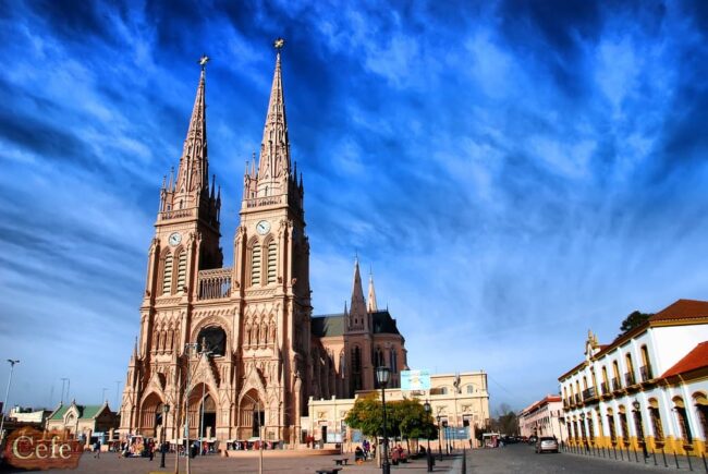 Basílica de Nuestra Señora de Luján vista desde la plaza central de la ciudad