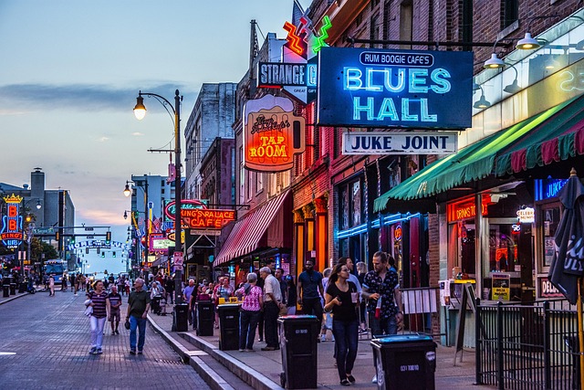 Beale Street en Memphis, Tennessee, con bares, carteles de neón y locales de blues