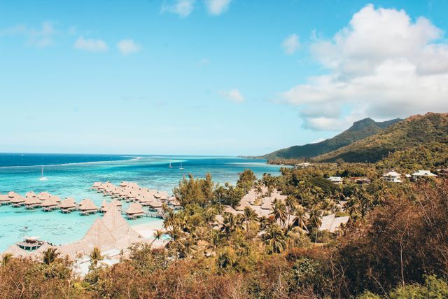Vista panorámica de Bora Bora en la Polinesia Francesa con laguna turquesa y bungalows sobre el agua