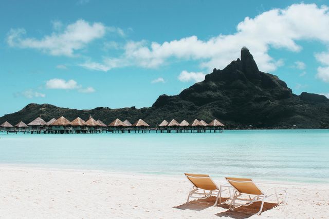Bora Bora en la Polinesia Francesa con bungalows sobre el agua y el monte Otemanu