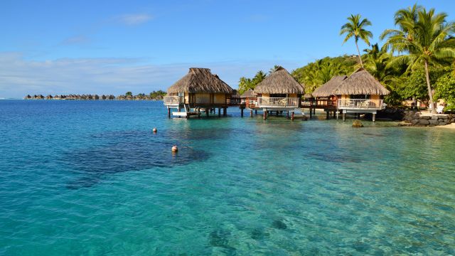 Bungalows sobre el agua en una laguna turquesa de la Polinesia Francesa