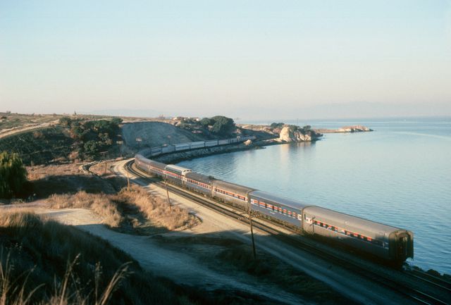Tren California Zephyr recorriendo la costa junto al agua en uno de los trayectos ferroviarios más emblemáticos de Estados Unidos.