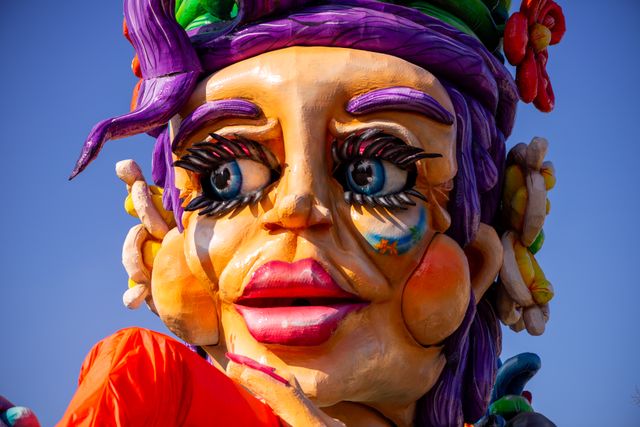 Figura gigante y colorida de una carroza durante un desfile de Mardi Gras en Nueva Orleans.