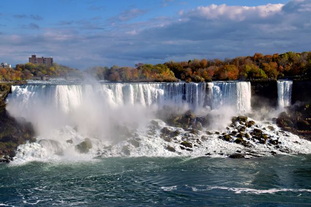 Vista de las cataratas del Niágara rodeadas de vegetación otoñal durante un viaje familiar por Estados Unidos.