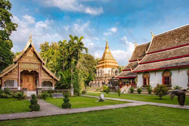 Templo Wat Chiang Man en Chiang Mai, Tailandia, con arquitectura tradicional y jardines