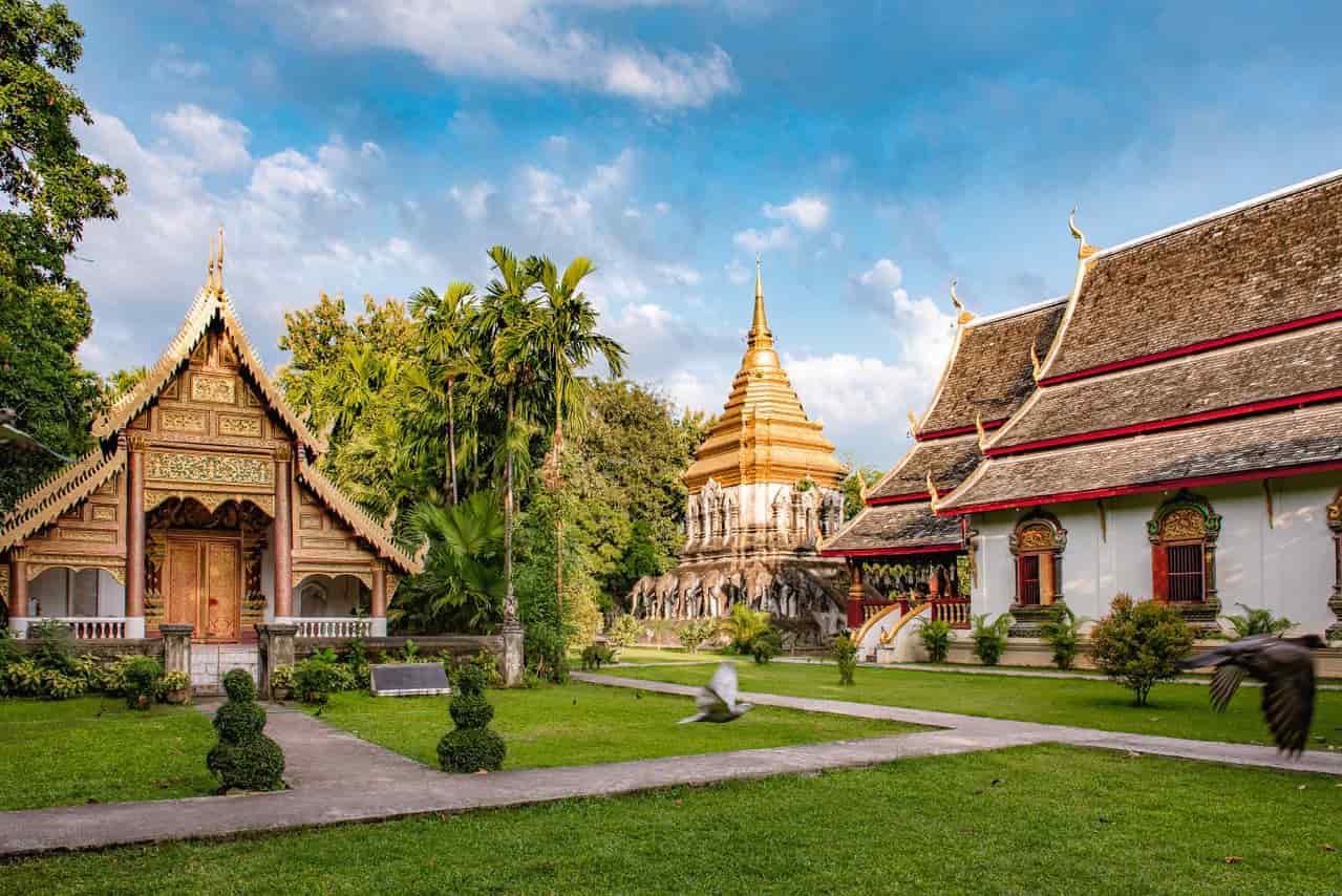 Templo Wat Chiang Man en Chiang Mai, Tailandia, con arquitectura tradicional y jardines