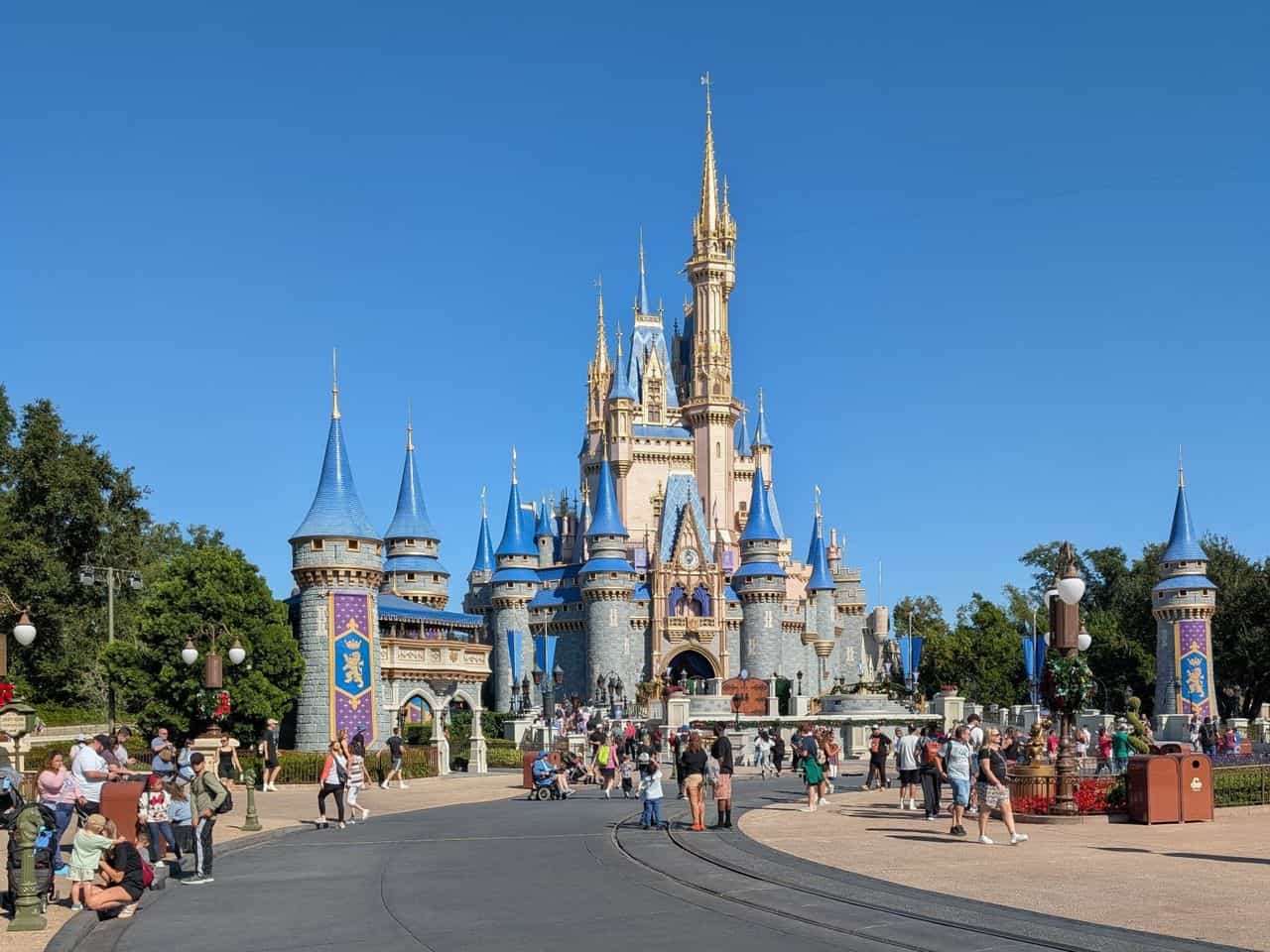 Cinderella Castle en Magic Kingdom, Walt Disney World, con visitantes recorriendo el parque durante un día despejado en Orlando.