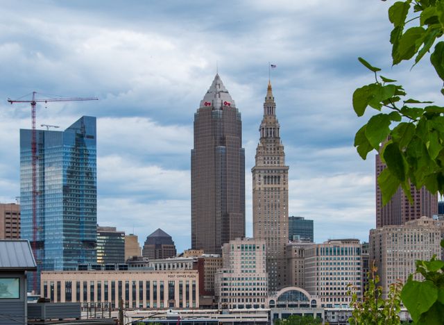Vista del centro de Cleveland con la Terminal Tower y otros rascacielos de la ciudad bajo un cielo nublado.