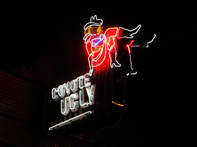 Cartel de neón del antiguo Coyote Ugly Saloon en Beale Street, Memphis, Tennessee
