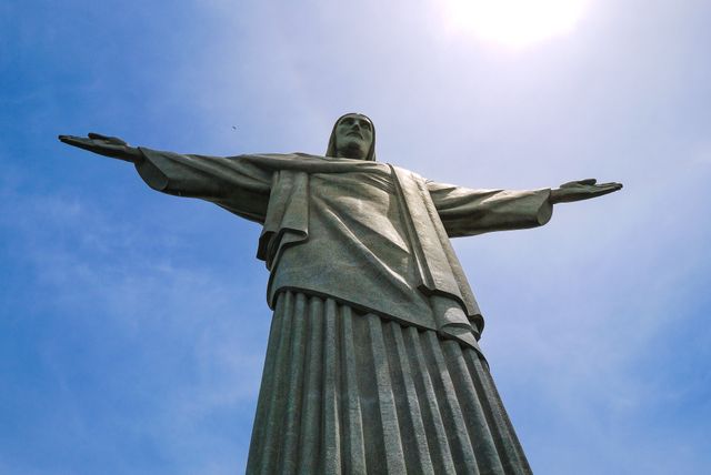 Cristo Redentor en un viaje a Río de Janeiro con niños Cristo Redentor visto desde la base en el cerro Corcovado, uno de los principales lugares para visitar con niños en Río de Janeiro.