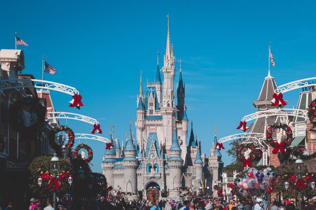 Navidad en Disney World, una de las fechas más concurridas en Orlando Cinderella Castle y Main Street U.S.A. decorados para Navidad en Magic Kingdom, Walt Disney World, con gran cantidad de visitantes.