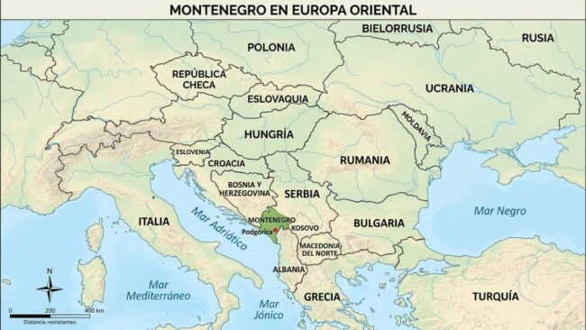 Mapa de Europa con la ubicación de Montenegro en los Balcanes, junto al mar Adriático y cerca de Albania, Serbia, Kosovo, Bosnia y Herzegovina y Croacia.
