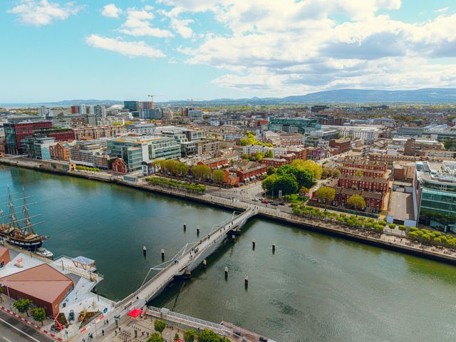 Vista aérea de Dublín, Irlanda, junto al río Liffey y la zona de Docklands