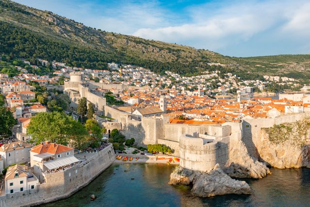 Vista panorámica de las murallas y los tejados del casco antiguo de Dubrovnik, en la costa de Croacia.
