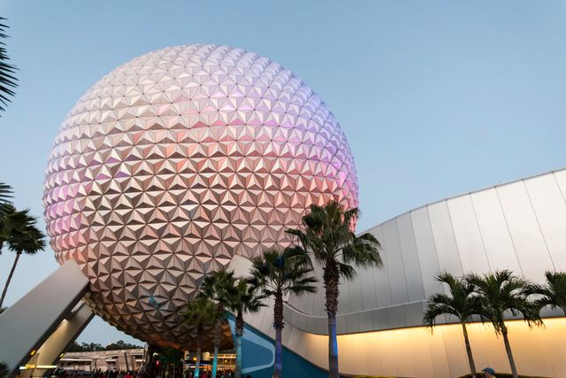EPCOT en Walt Disney World durante una visita a Orlando Spaceship Earth en EPCOT, Walt Disney World, uno de los parques temáticos más visitados de Orlando.