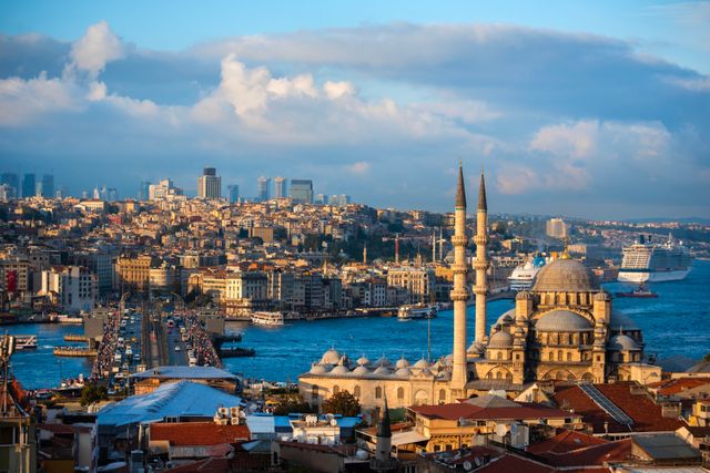 Vista panorámica de Estambul con una mezquita, el puente de Gálata, el Bósforo y edificios de la ciudad.