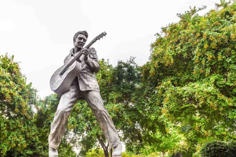 Estatua de Elvis Presley con guitarra en Memphis, Tennessee