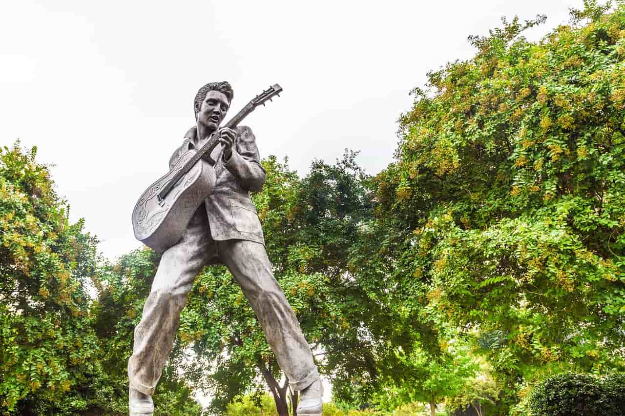 Estatua de Elvis Presley con guitarra en Memphis, Tennessee