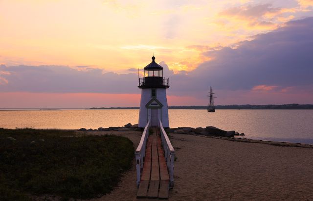 Faro de Cape Cod al atardecer Faro costero frente al mar durante el atardecer en la región de Cape Cod, Massachusetts.