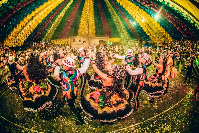 Fiestas y temporada alta en Brasil durante enero y febrero de 2027 Celebración popular en Brasil con bailarines, música y trajes tradicionales