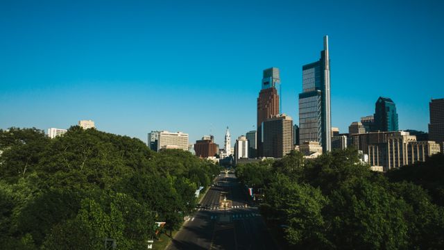 Vista del centro de Filadelfia desde Benjamin Franklin Parkway, con rascacielos y el Ayuntamiento de la ciudad al fondo.