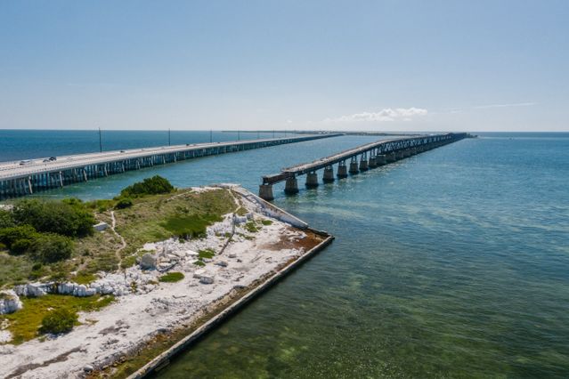 Florida Keys, destino cálido para el invierno en Estados Unidos Puentes sobre el mar en los Florida Keys, uno de los destinos cálidos para viajar en invierno en Estados Unidos.