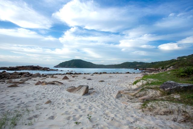 Playa de Garopaba, en Santa Catarina, Brasil, con arena clara, rocas y colinas verdes