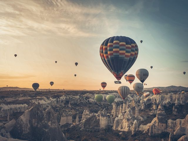 Globos aerostáticos sobre los valles y formaciones rocosas de Capadocia, en el centro de Turquía.