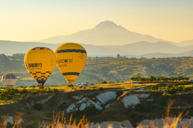 Globos de Capadocia frente al monte Erciyes Globos aerostáticos sobre los valles de Capadocia con el monte Erciyes al fondo, en Turquía.
