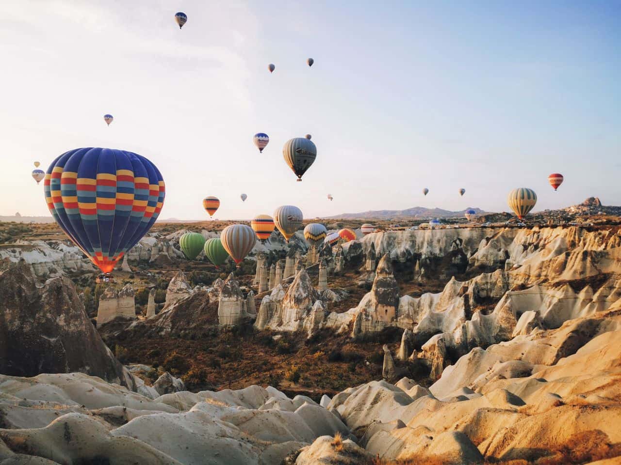 Globos aerostáticos sobre las chimeneas de hadas y los valles de Capadocia, en Turquía.