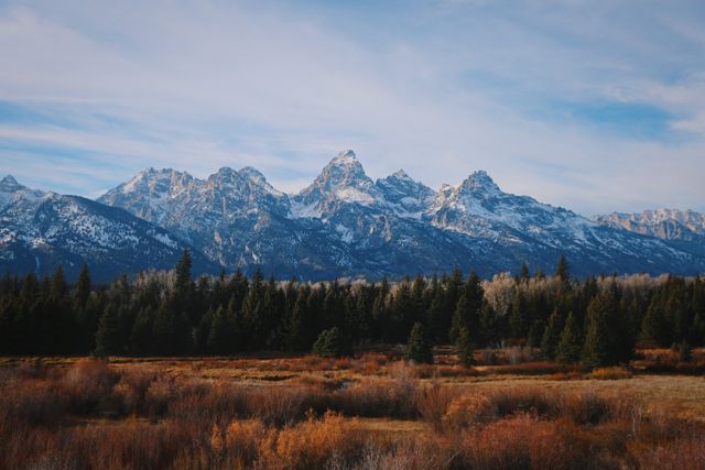 Grand Teton en invierno, Wyoming Montañas nevadas de la cordillera Teton en Wyoming, uno de los paisajes de invierno más espectaculares de Estados Unidos.