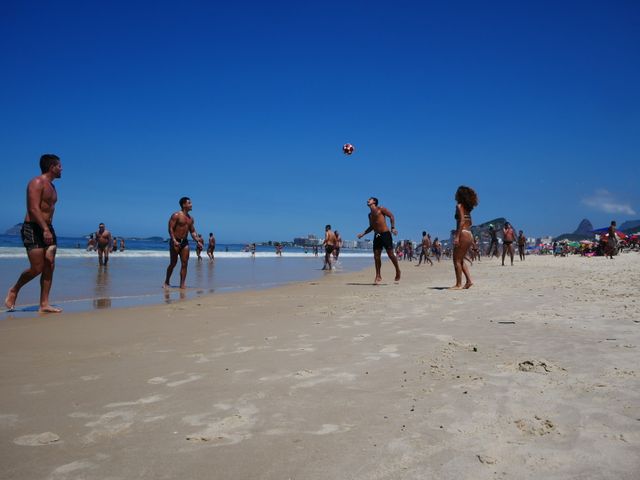 Playa de Ipanema y actividades al aire libre en Río de Janeiro Personas jugando con una pelota en la playa de Ipanema, en Río de Janeiro, con el mar y las montañas de la ciudad al fondo.