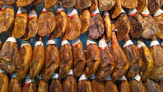 Bodegas de jamón ibérico en España Jamones ibéricos curados colgados en una bodega de jamón en España