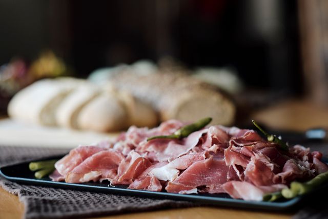 Degustación de jamón ibérico en España Plato de jamón ibérico cortado en finas lonchas durante una experiencia gastronómica en España